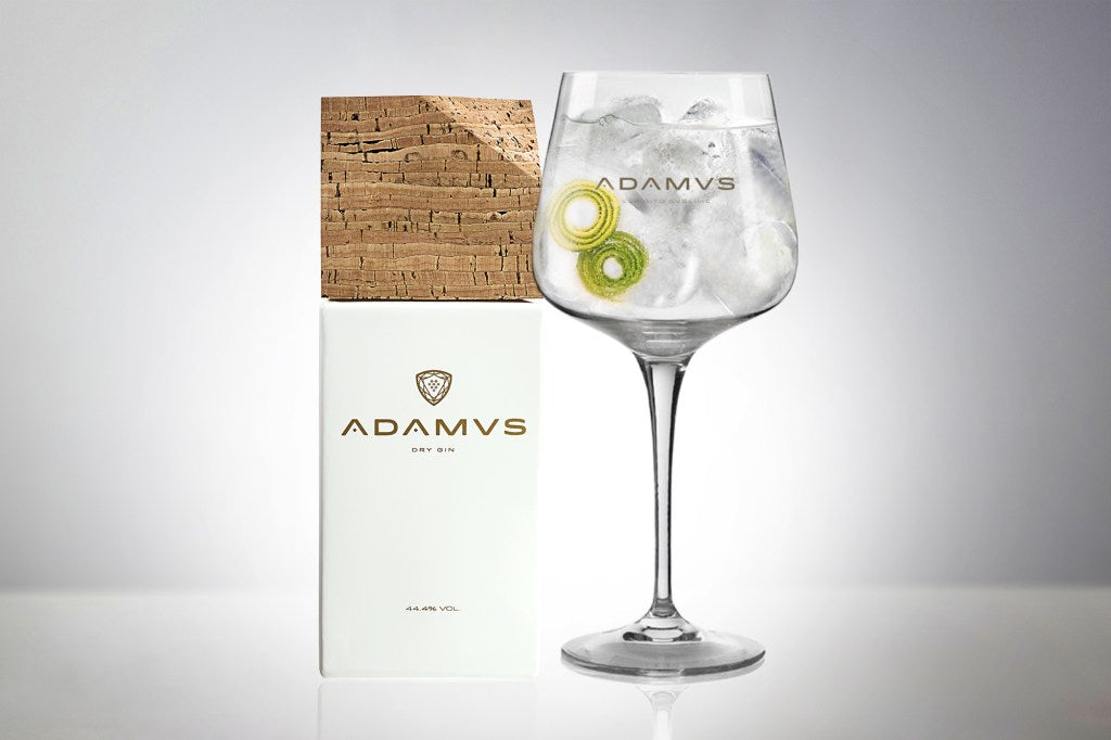 Adamus Gin Tonic mit Limettenzeste im Ballonglas