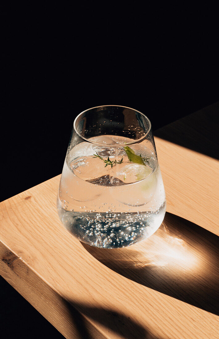 Alkoholfreier Gin Tonic mit Thymian und Limette