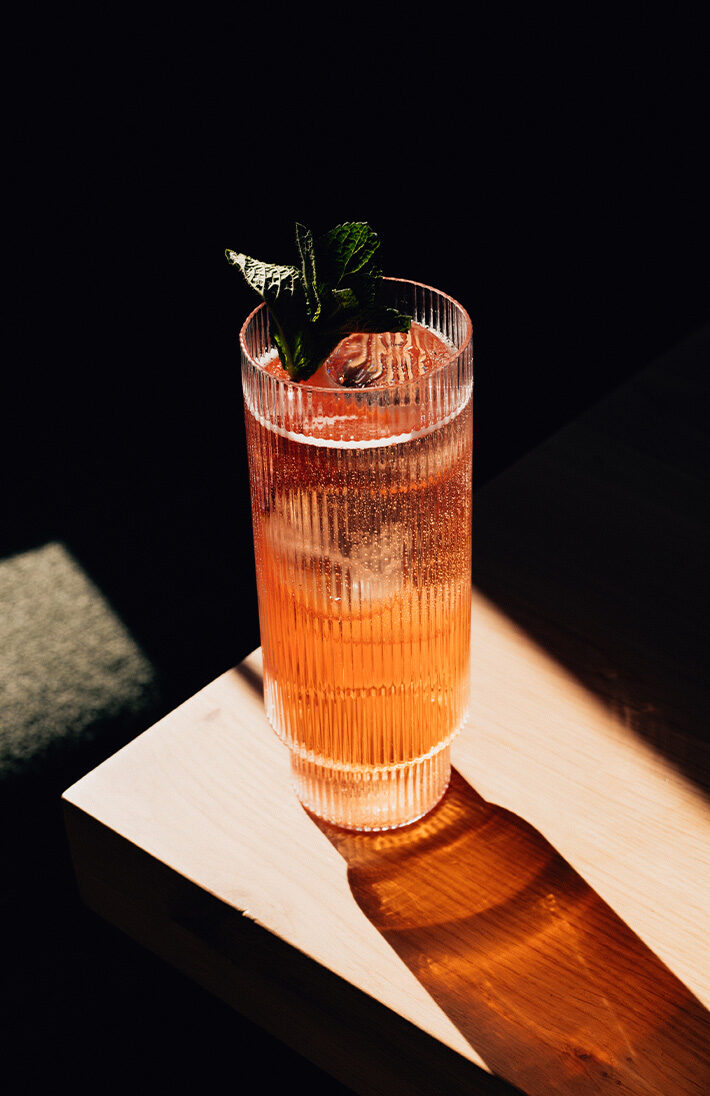 Le Mona-Lisa Cocktail mit Gin, Aperitivo und Minze