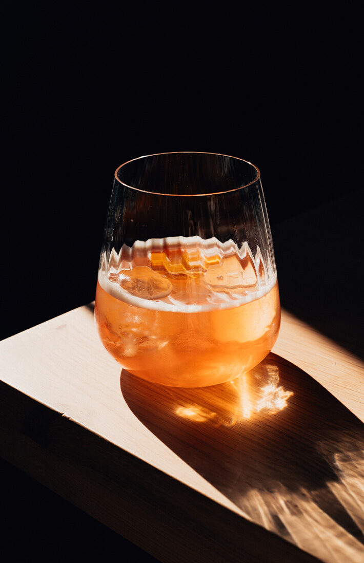 Aperitivo Old Fashioned im Tumbler mit Orangenzeste