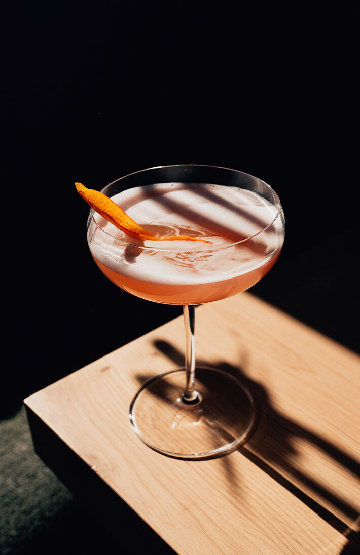 Aperitivo Sour im Glas mit Orangenzeste