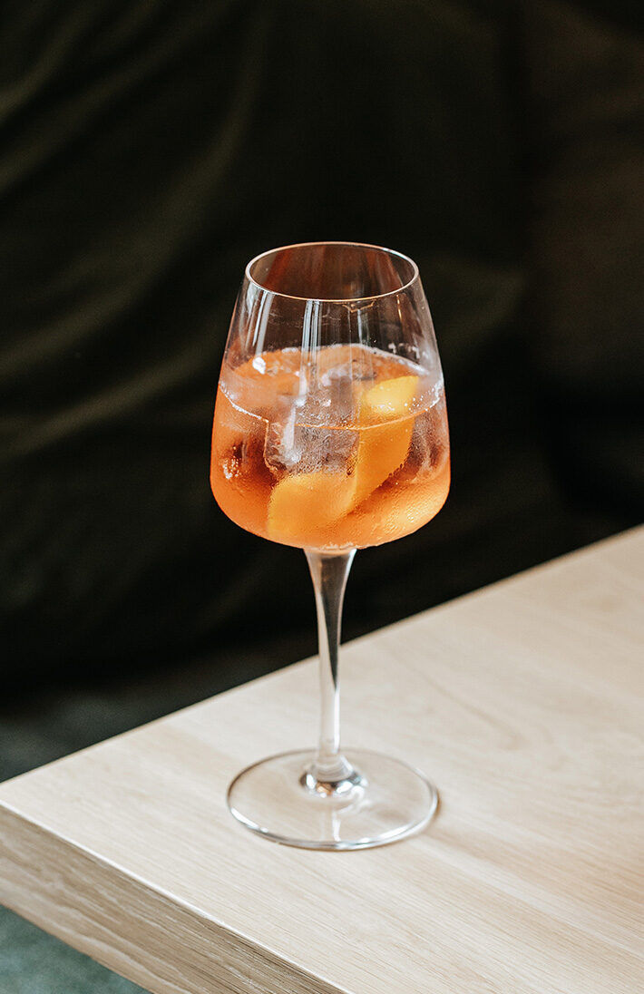 Aperitivo Spritz mit Schaumwein und Orangenscheibe