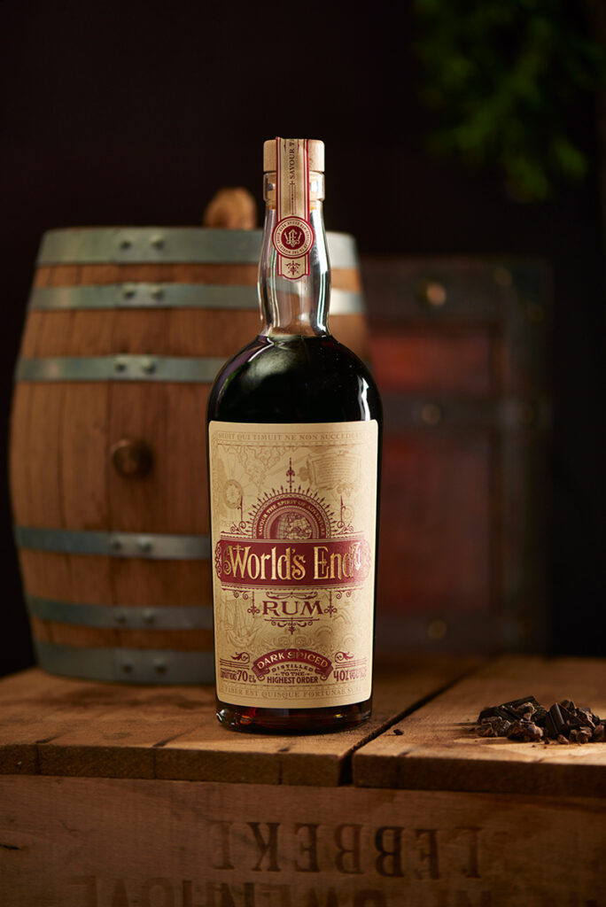 World’s End Dark Spiced vor einem Fass, daneben Schokoladenstücke