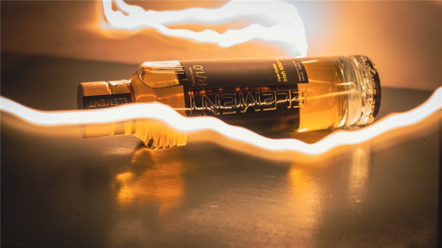 Flasche Element Irish Whiskey mit Lichtspuren in Langzeitbelichtung
