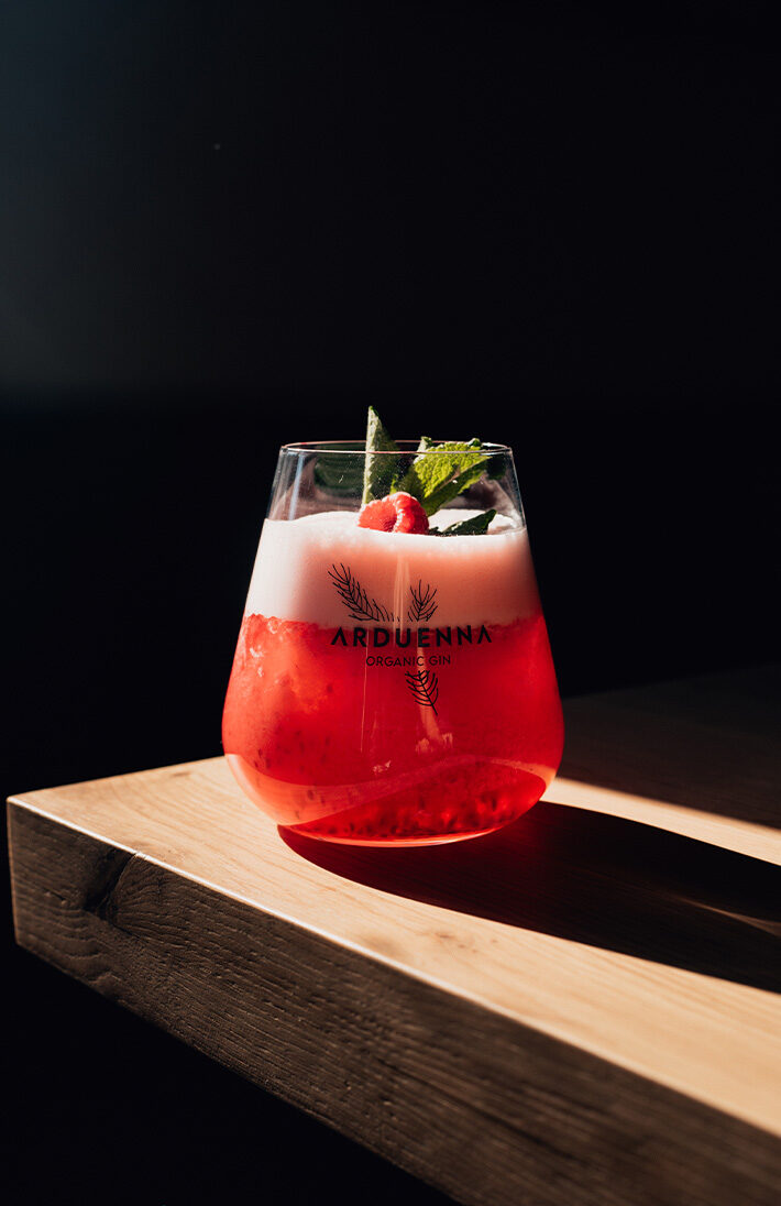 Arduenna Clover Cocktail mit Himbeeren und Minze