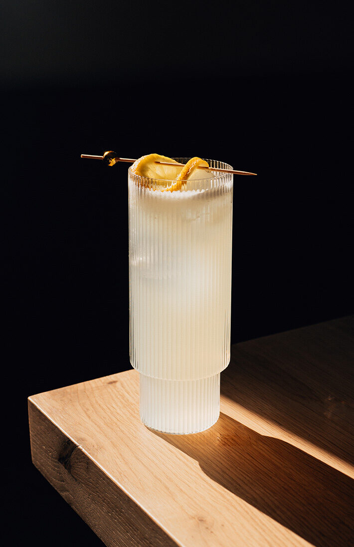 Arduenna Collins im hohen Glas mit Zitrone und Rosmarin