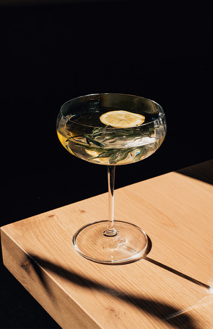 Arduenna Martini im Cocktailglas mit Rosmarin