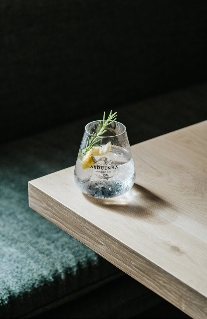 Arduenna Gin Tonic im Glas mit Rosmarin und Zitronenzeste