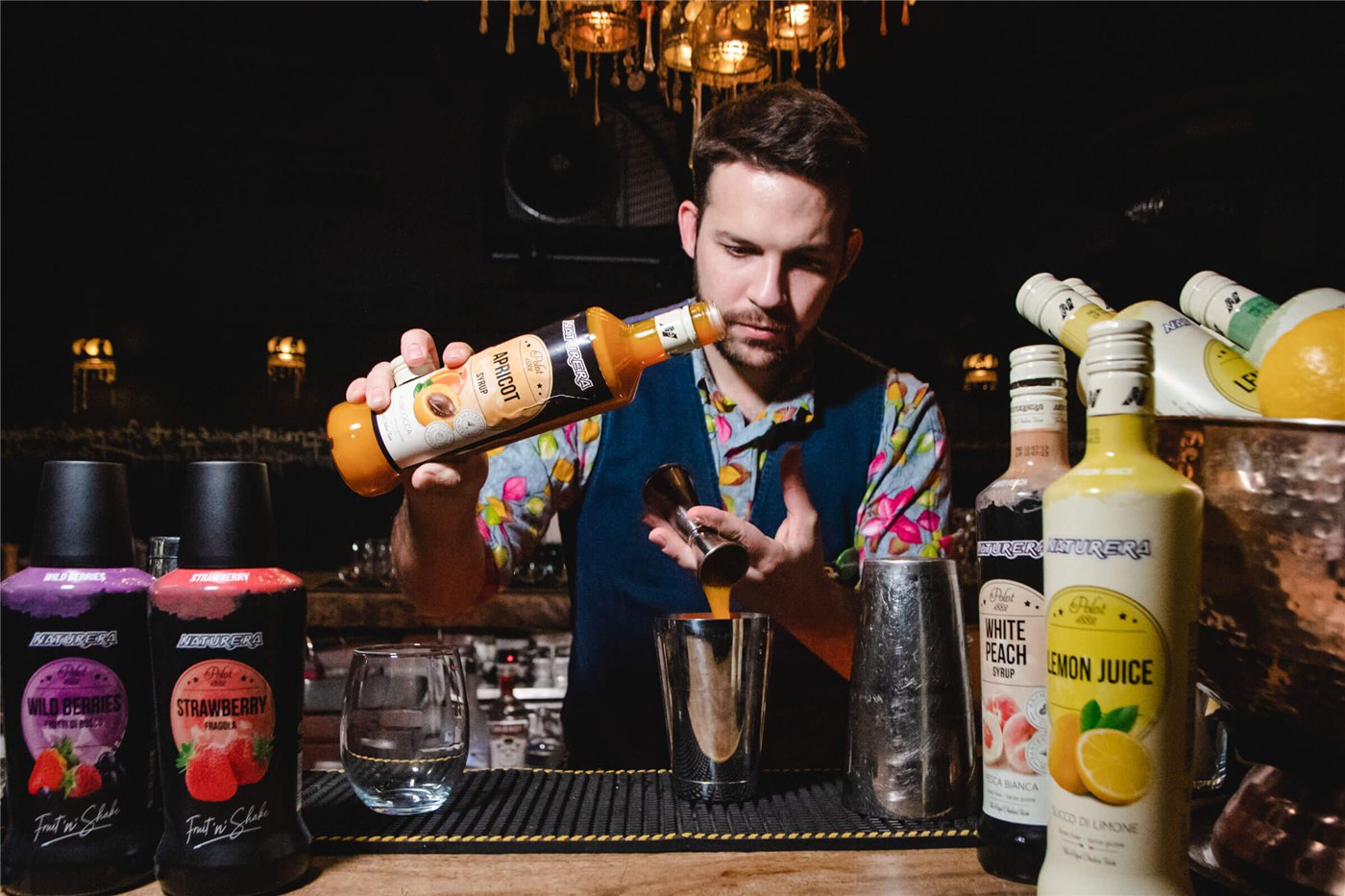Barkeeper mit Polot 1882 Sirupen an der Bar