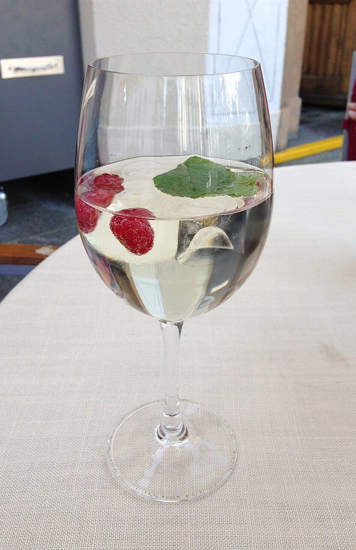 Hugo mit Elderflower Püree