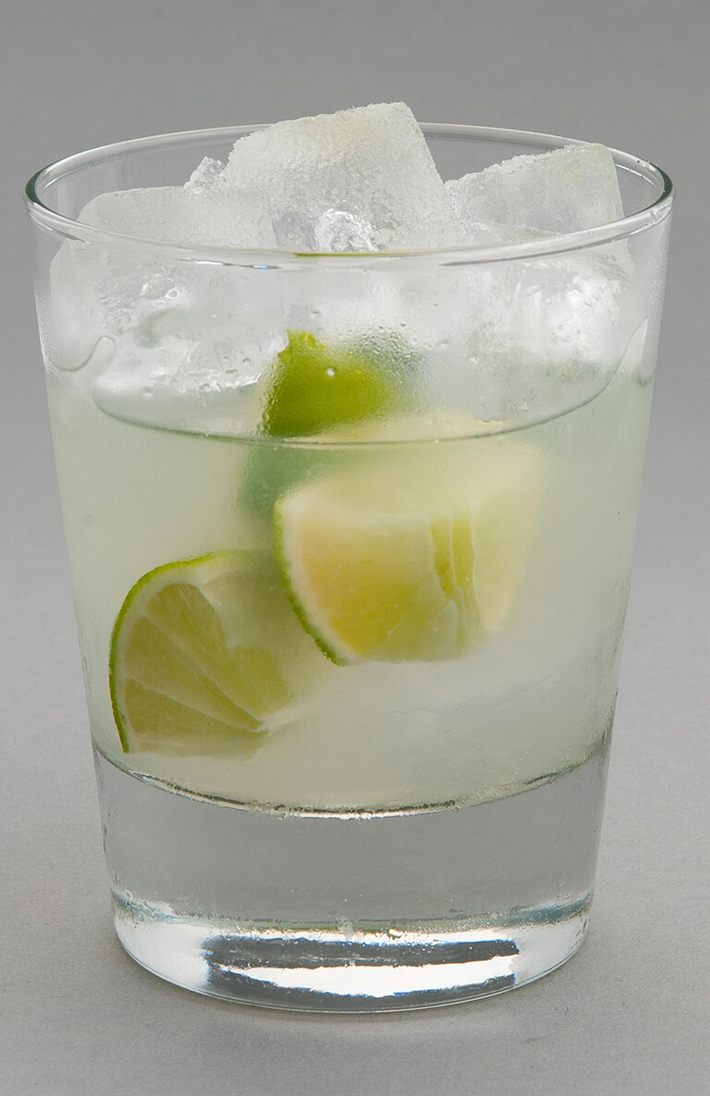 Kiwi-Caipirinha mit Kiwi Püree