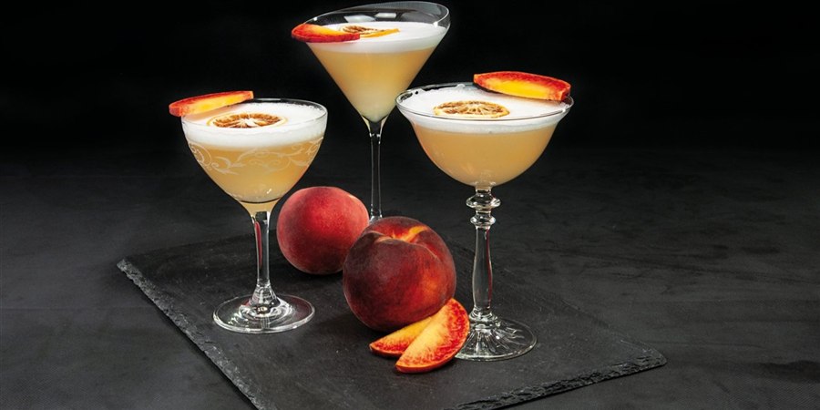 Drei Pfirsich-Cocktails mit Polot 1882