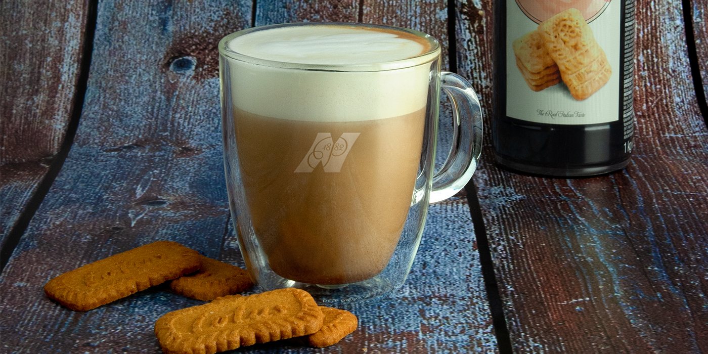 Polot 1882 Topping Sauce auf einem Latte mit Spekulatius