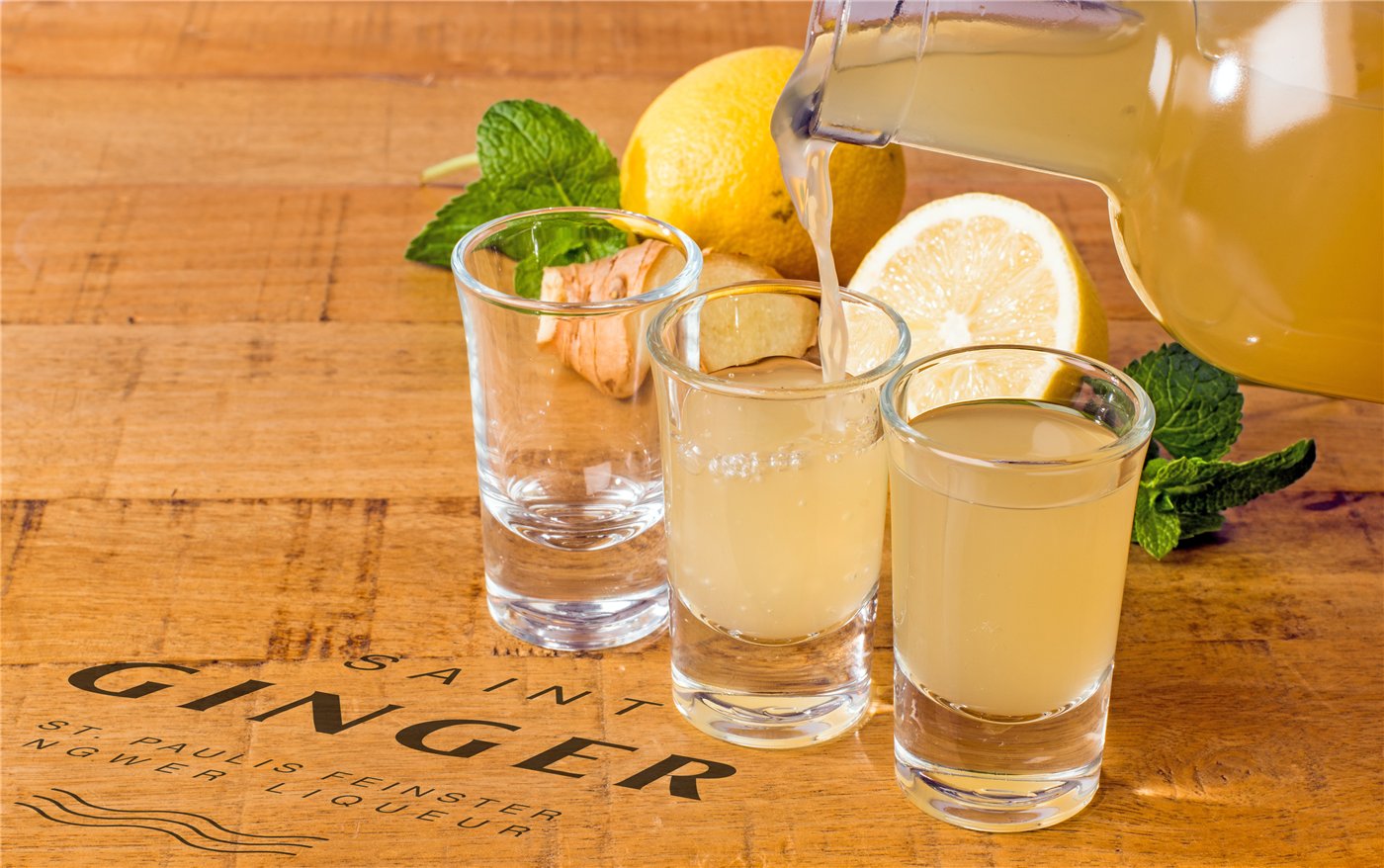 Saint Ginger als gekühlter Shot mit Zitrone und Minze
