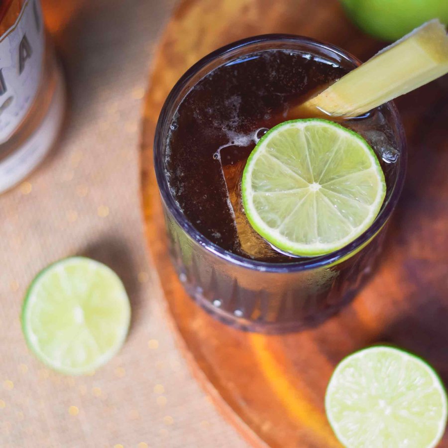 21 Points — Cocktail mit Samai Gold Rum, Limette und Cola