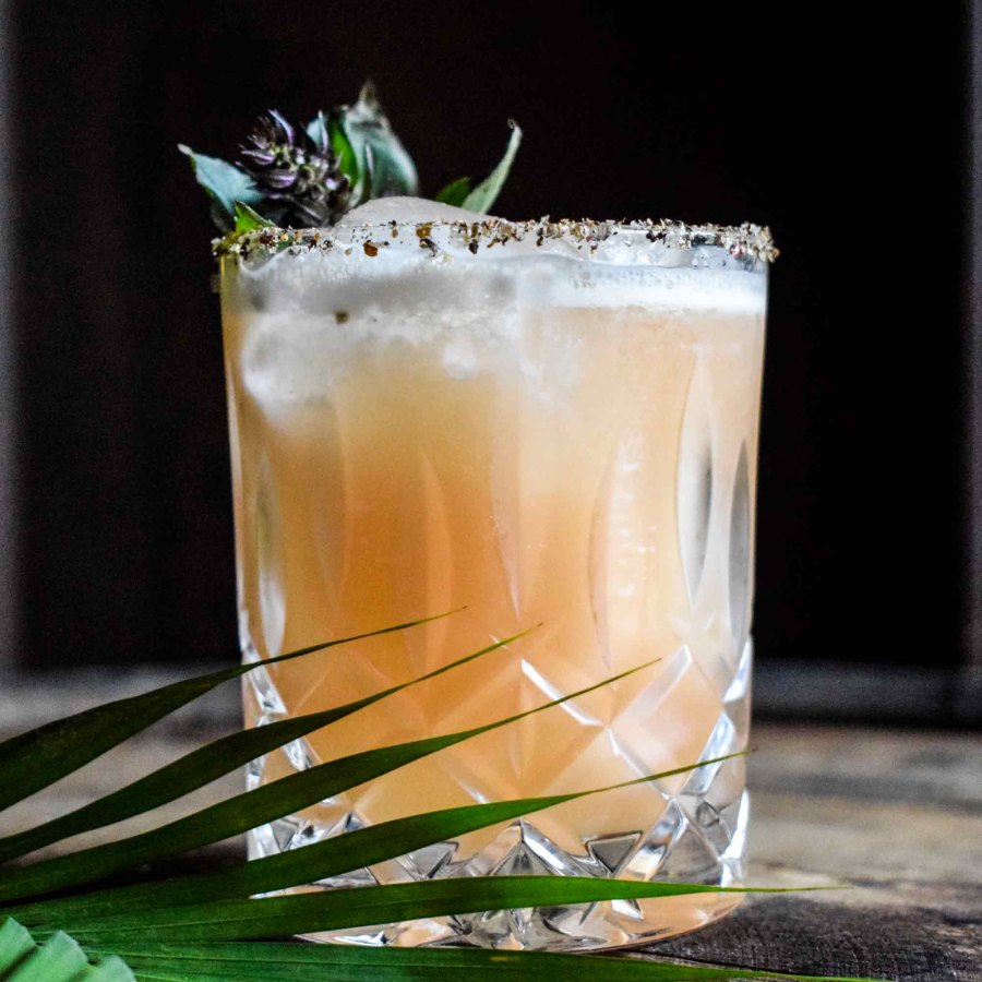 Basil Beauty — Cocktail mit Samai Kampot Pepper Rum, Grapefruit und Basilikum