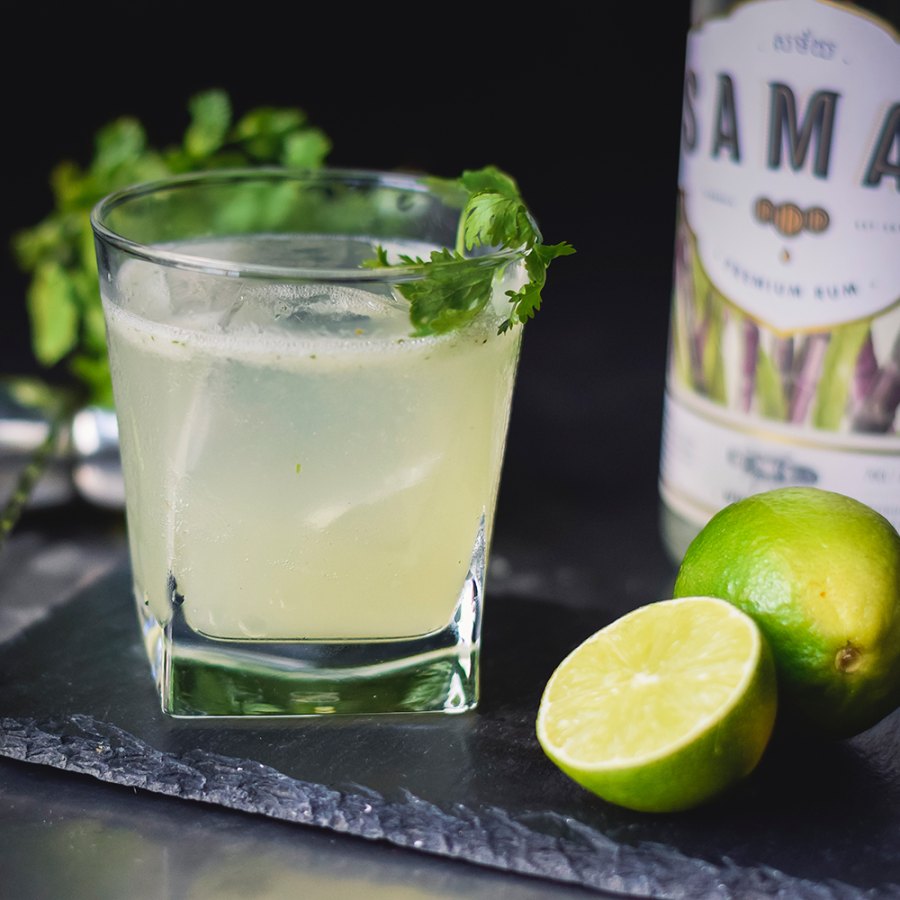 Cilant’Rum — Cocktail mit Samai Gold Rum, Limette und frischem Koriander