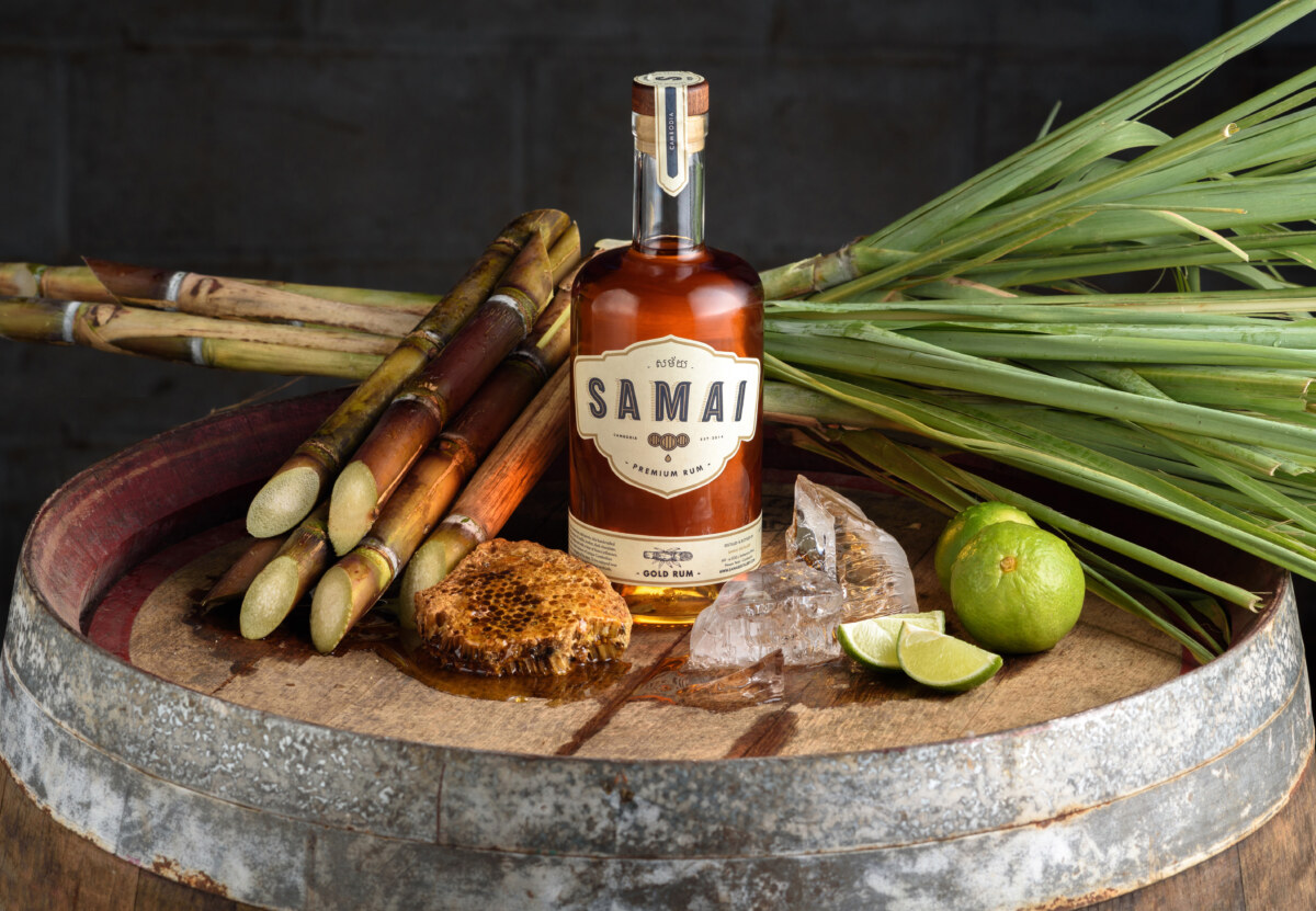 Samai Gold Rum mit Zuckerrohr, Honigwabe, Limette und Zitronengras
