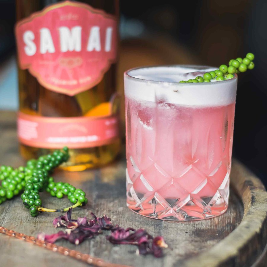 Hibiscus Sour — Cocktail mit Samai Kampot Pepper Rum und Hibiskussirup