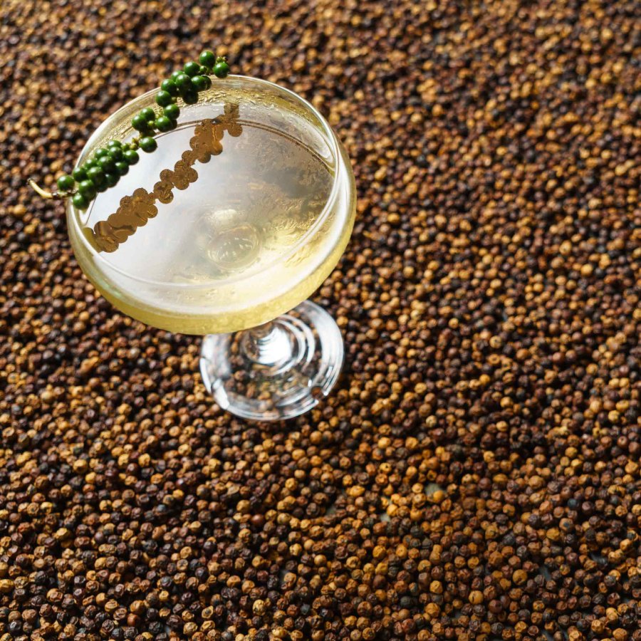 Kampot Treacle — Cocktail mit Samai Kampot Pepper Rum, Apfel und Honig