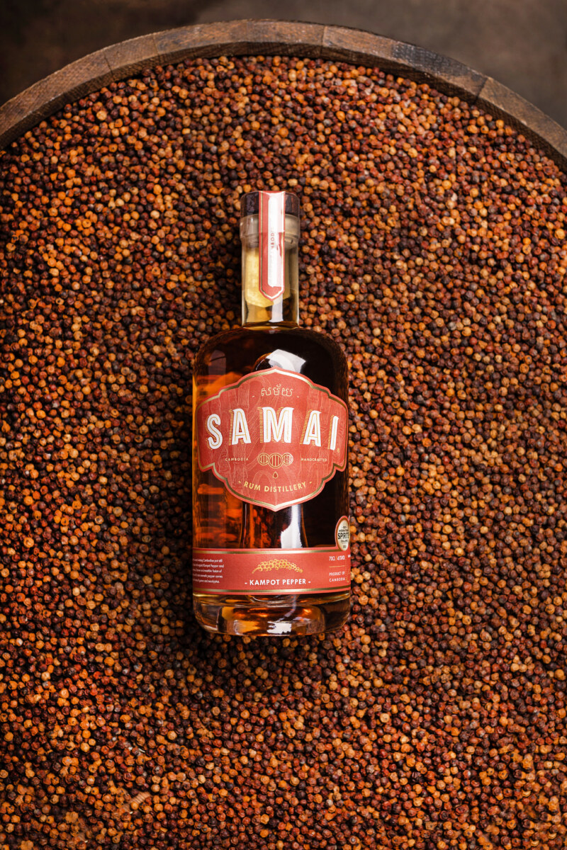 Samai Kampot Pepper Rum auf roten Kampot-Pfefferkoernern