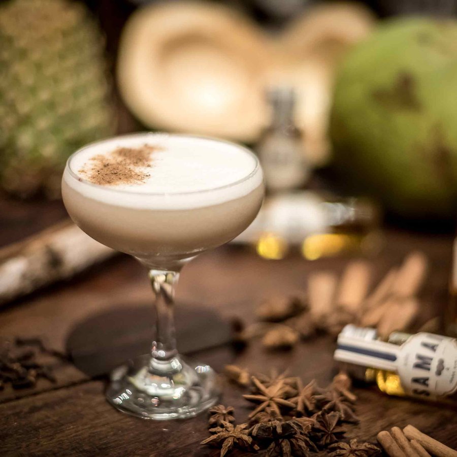 Khmer Colada — Cocktail mit Samai Gold Rum, Ananas und Kokos