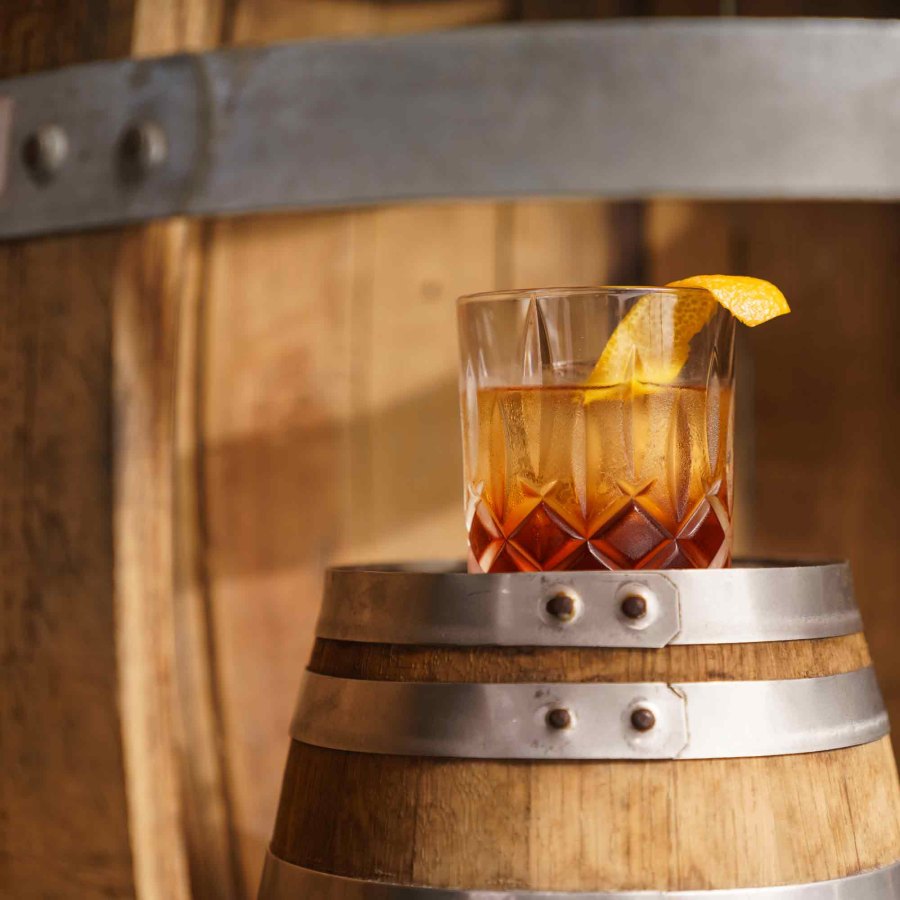 Negroni de Caña — Cocktail mit Samai Gold Rum, Bitter und rotem Vermouth
