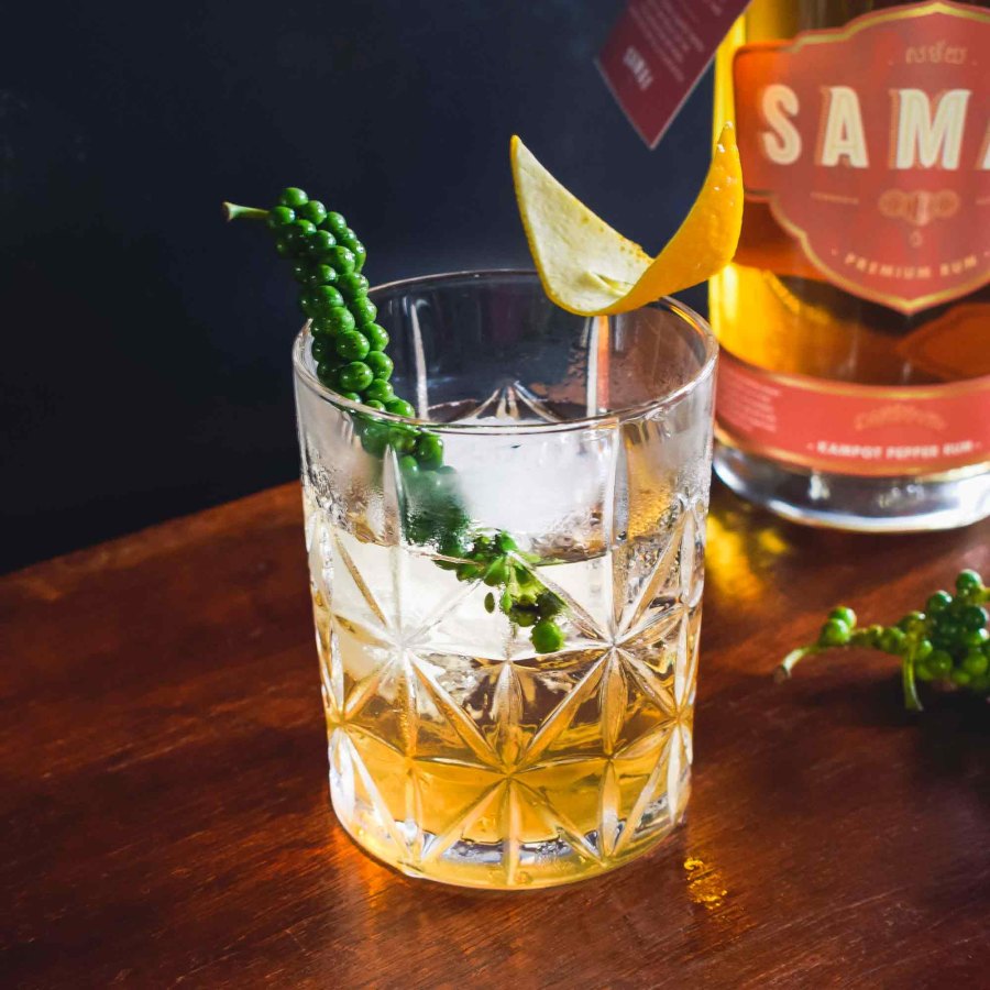 Pepper-Vanilla Old Fashioned — Cocktail mit Samai Kampot Pepper Rum und Vanille