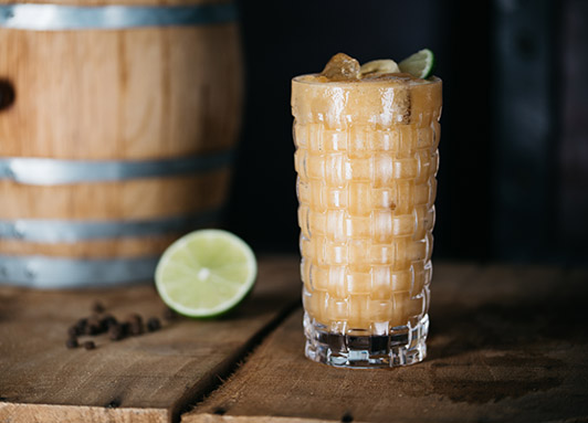 Gemixter Bananen-Cocktail im Highballglas