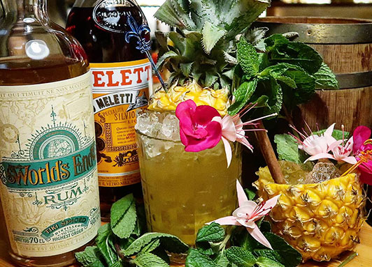 Tiki-Cocktail mit Ananas Zimt und Minze