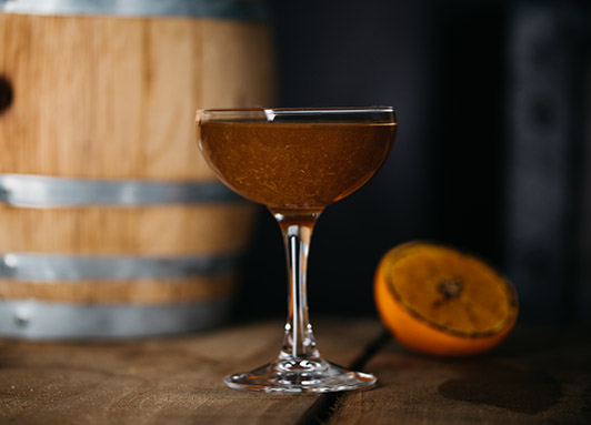Rum-Cocktail mit gegrillter Orange und Amarenakirsche