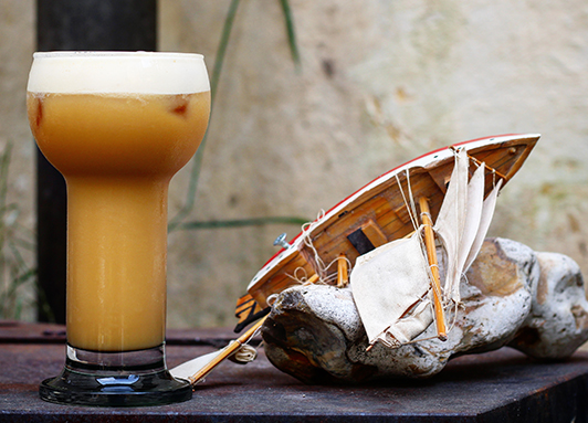 Rum-Flip mit Ei und Muskat