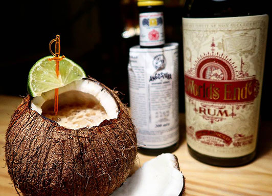 Dark Coco Nut serviert in der Kokosnuss