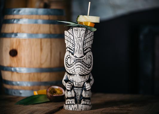Tiki-Cocktail mit Ananas und Orange im Tiki-Becher