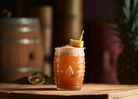 Rum-Cocktail mit Ananas im Tiki-Becher