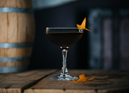 Gerührter Rum-Cocktail mit Amaro im Cocktailglas