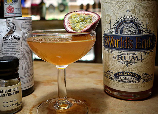 Cocktail mit Falernum Gin und Maracuja