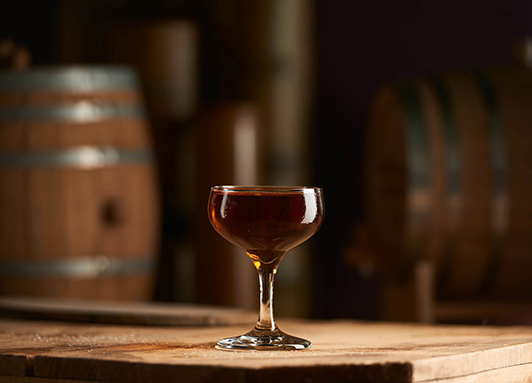 50-50 Rum Manhattan im Coupette-Glas