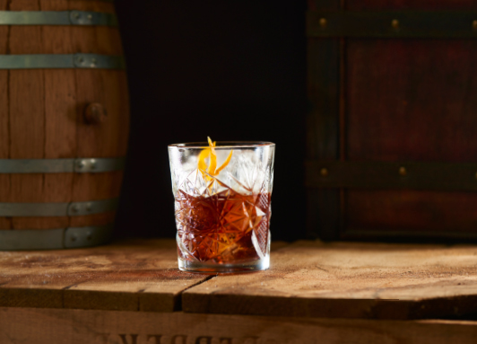 World's End Old Fashioned im Tumbler mit Orangenzeste