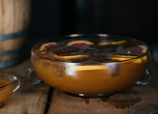 Rum-Punch in der Bowle mit Zitrone und Grapefruit