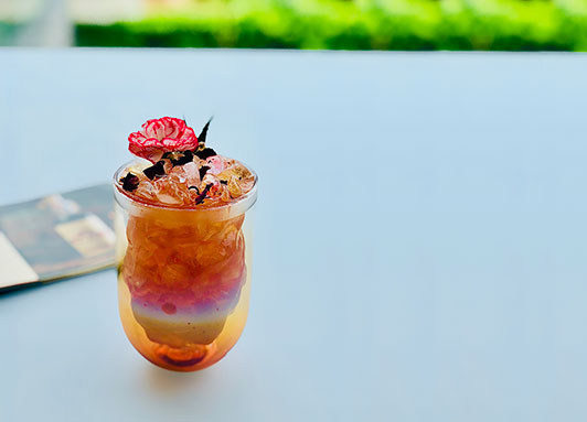 Rum-Cocktail mit Hibiskus und Crushed Ice