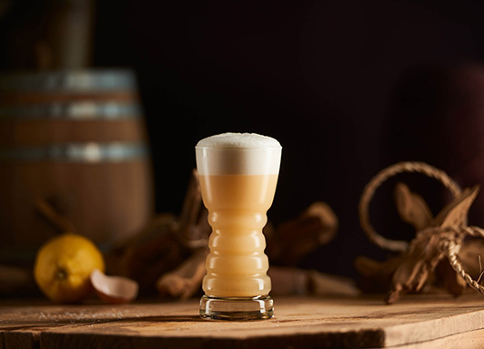 Classic Rum Sour mit Eiweißschaum im Pearldiver-Glas