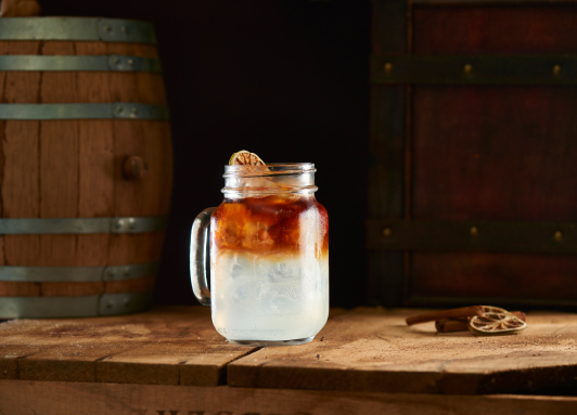 Rum-Cocktail mit Ginger Beer und Limette im Highballglas