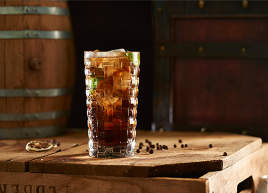 Tiki Spiced 'n Coke im Longdrinkglas mit Limette
